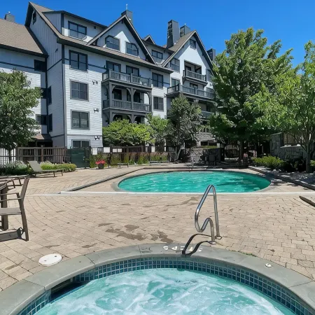 New Renovated 3BR/4BTH Condo Sleeps 10 Gym Heated Pool Walk to Stratton Mtn