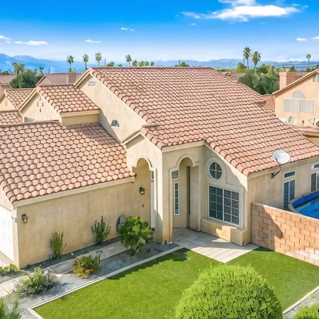 Family friendly home with pool, pool table, games, arcades and equipped kitchen