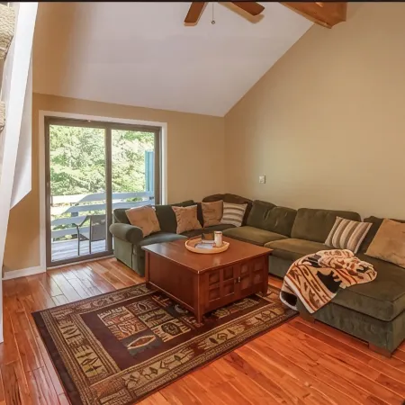 3 story cozy townhouse minutes from mount snow