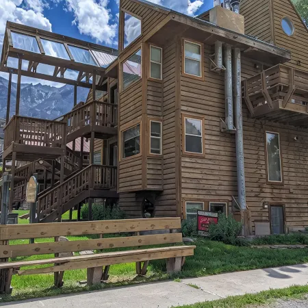 Walk to Downtown! 2-bedroom with mountain views