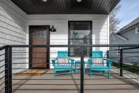 Luxury Lake House-4Bed-2Bath-NEW Renovation 2023-Walk to Beach, Dining, & More.
