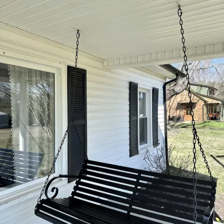 White Little Cottage-Newly Renovated-Pets-Family