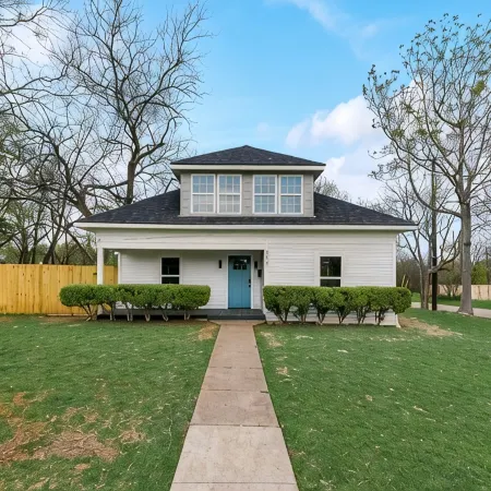 Downtown McKinney Modernized Historical home