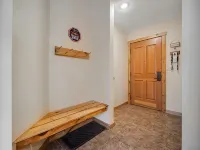 Slope Views, Cozy 2 King Beds, Pinball, Short 5 minute Walk to Everything!
