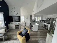 Walking-distance to town, shops, restaurants & ferry! Hotels in Tisbury