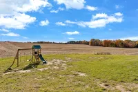 Grange Hill Farmhouse - unwind in wine country, 15 minutes from Lake Michigan - Homestays