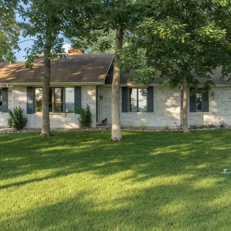 Tranquil Wooded Retreat Overlooking Truman Lake only 2 minutes from Warsaw, MO