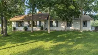 Tranquil Wooded Retreat Overlooking Truman Lake only 2 minutes from Warsaw, MO