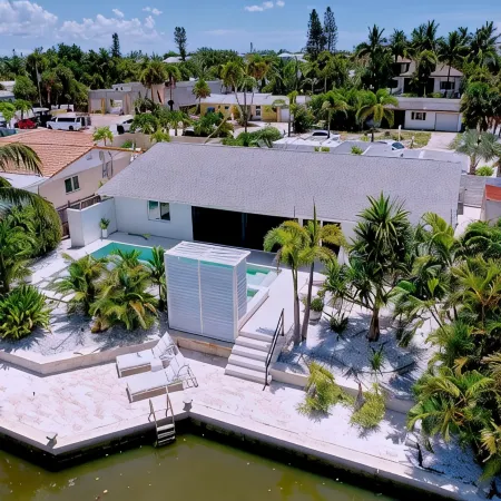 Siesta Key Oasis-Spectacular with heated pool/spa and steps to beach and Village