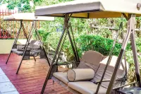 Brownstone Guesthouses Seabeach - parking