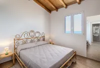 Villa Nettuno, enchanting contemporary villa, seafront , with pool