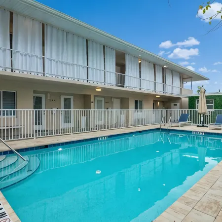 Downtown Naples Retreat - Walk to 5th Ave & Beach