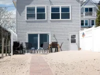 PRIVATE BEACH: ROYAL OCEANVIEW CASTLE @ CLINTON W/ 4 QUEENS 2 FULL Hotels in Clinton