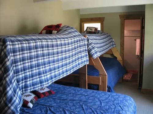 3 Bedroom Condo,  Great Location for Ski Families to Super Bee Lift