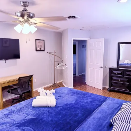 Ultimate Family Beach Retreat - Walk to Beach & Bay - Large & Spacious