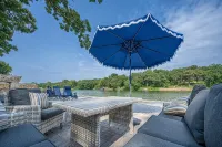 Beautiful Lakehouse with private dock on Apple Canyon Lake!