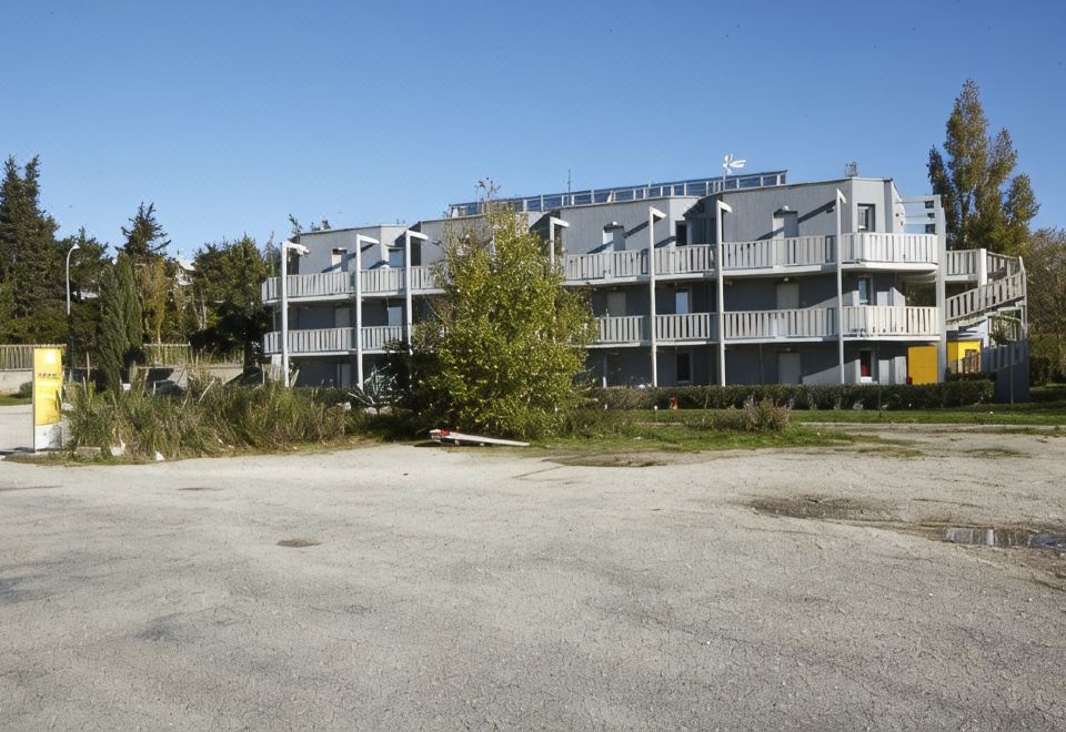 Première Classe Martigues - Housity
