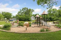 Urban Retreat- Entire House. King beds. Central location. - Gym