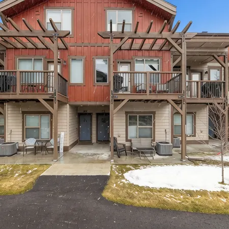 Ponderosa Pines Retreat, featuring 3 Beds and 3 Baths with Privacy