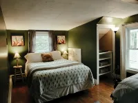 Charming 4-bedroom house in enchanting Millinocket with AC, WiFi Hotéis em Millinocket