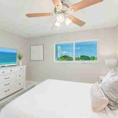 Boca Raton - Across from Beach - Balcony • Pool • Parking • 2BR Rooms