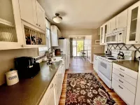 Charming Downtown Retreat - Bungalows