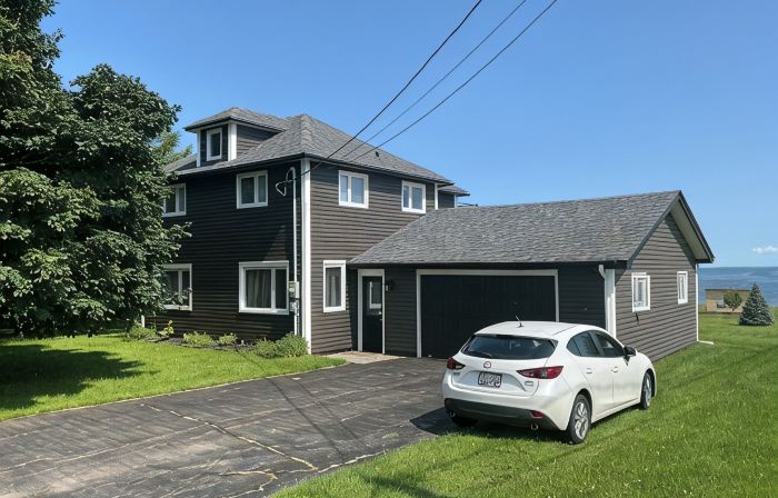 Oceanfront paradise, 4-bedroom house in Cocagne with hot tub, WiFi, AC.
