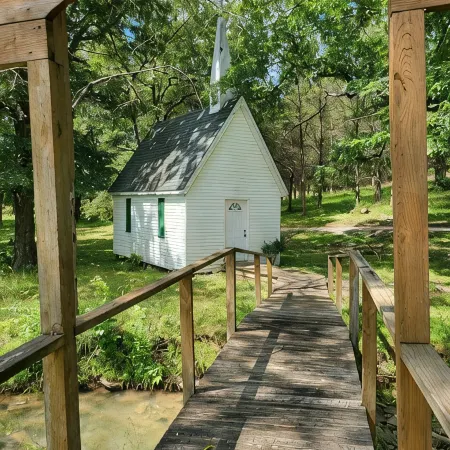 Countryside 3-Bedroom Home with Pond near I57/R148 & Lake of Egypt