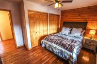 Family and Dog Friendly Cabin in the Woods, Firepit, Walk to State Park & Beach - 3 星級
