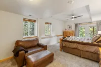 LOG CABIN w/Mtn View, Hot Tub, & Fireplace! - Boutique