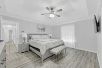 Spacious & Central Pool Home By McAuliffe Park