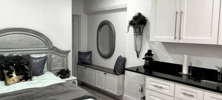 Modern studio apartment with covered outside seating area Hotels in Hernando County