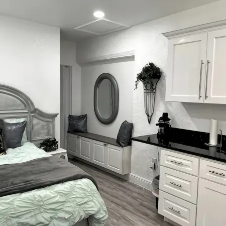 Modern studio apartment with covered outside seating area Отели в г. Эрнандо