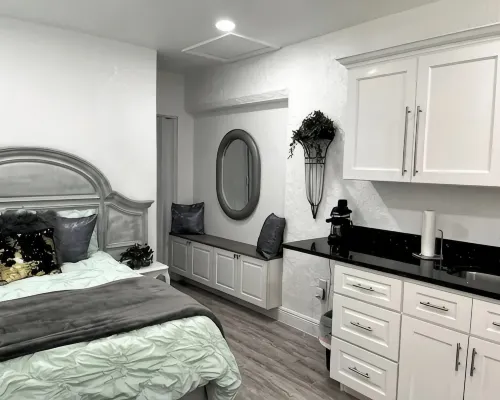 Modern studio apartment with covered outside seating area Hotels in Spring Hill