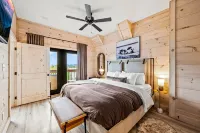 Lakefront home with retro accents, private pool, and private dock. - Alppimaja