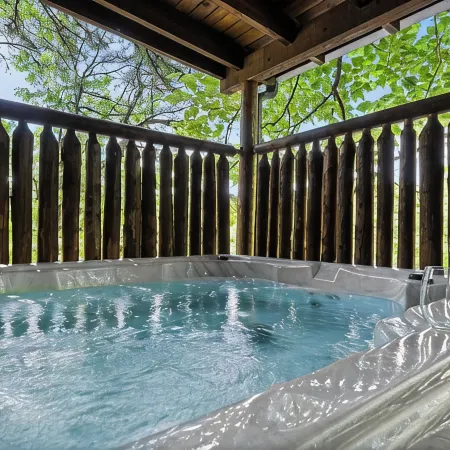 Romantic Retreat!!! Newly refreshed cabin with hot tub~New listing rates!
