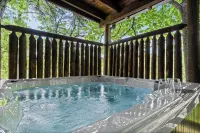 Romantic Retreat!!! Newly refreshed cabin with hot tub~New listing rates! - カップル