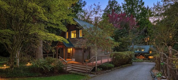 Charming Bainbridge Island Cottage with Comforts Hotels in Kitsap County