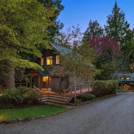 Charming Bainbridge Island Cottage with Comforts