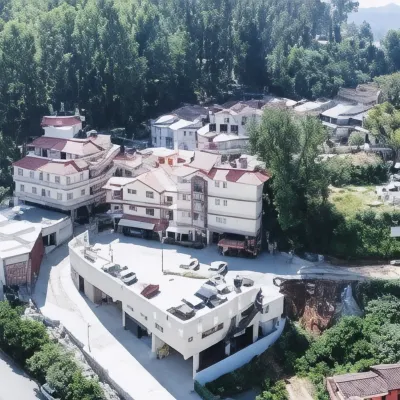 Hotel Silver Oak Отели рядом с достопримечательностью «Сад роз»