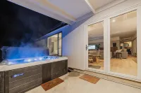 Galaxy 3BR Modern Home with Fireplace Outdoor Spa - spa