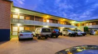 Tropical Gateway Motor Inn - parking