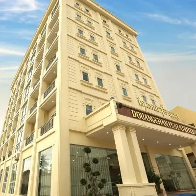 Douangchan Plaza Hotel Hotels near Patuxay Monument