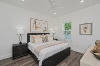 Reefwood - Sleeps 21 - 2 Blocks to the Beach! - สระว่ายน้ำส่วนตัว