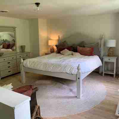 Perfect getaway at foothills of the Blue Ridge Mountains, with gorgeous views! Rooms