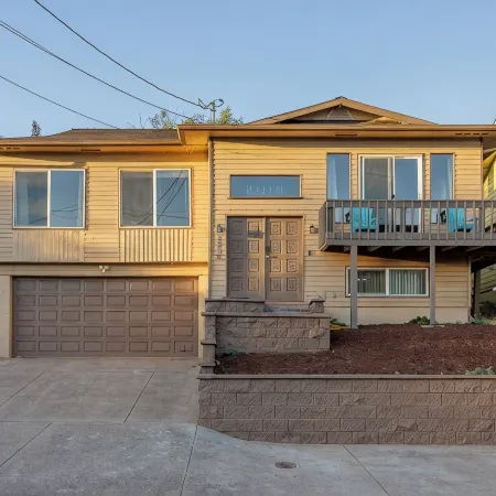 Lakeview Haven House in Klamath Falls - Family-sized house with board game
