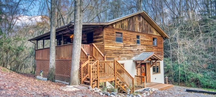 Private - Spacious- Creek Lined Cabin Hotels in Cosby