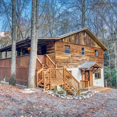 Private - Spacious- Creek Lined Cabin
