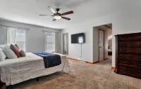 Spacious 5 Bedroom w/Pool, Patio and Theater - Pools