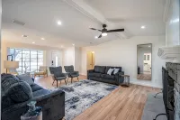 NEW! Gorgeous recently remodeled 4-bedroom spacious home with a Heated Pool . - 3-نجوم